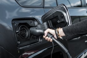 Prasidėjo paties populiariausio miesto visureigio – „RAV4 Plug-in Hybrid“ – išankstinė prekyba