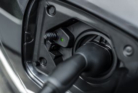 Prasidėjo paties populiariausio miesto visureigio – „RAV4 Plug-in Hybrid“ – išankstinė prekyba