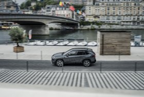 Prasidėjo paties populiariausio miesto visureigio – „RAV4 Plug-in Hybrid“ – išankstinė prekyba