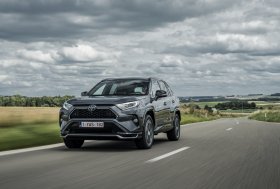 Prasidėjo paties populiariausio miesto visureigio – „RAV4 Plug-in Hybrid“ – išankstinė prekyba