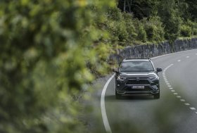 Prasidėjo paties populiariausio miesto visureigio – „RAV4 Plug-in Hybrid“ – išankstinė prekyba