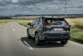Prasidėjo paties populiariausio miesto visureigio – „RAV4 Plug-in Hybrid“ – išankstinė prekyba