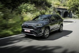 Prasidėjo paties populiariausio miesto visureigio – „RAV4 Plug-in Hybrid“ – išankstinė prekyba
