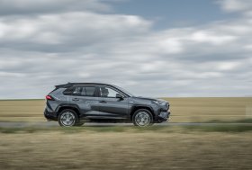 Prasidėjo paties populiariausio miesto visureigio – „RAV4 Plug-in Hybrid“ – išankstinė prekyba