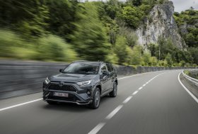 Prasidėjo paties populiariausio miesto visureigio – „RAV4 Plug-in Hybrid“ – išankstinė prekyba