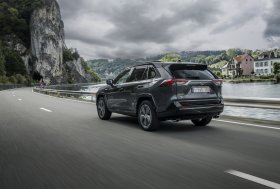 Prasidėjo paties populiariausio miesto visureigio – „RAV4 Plug-in Hybrid“ – išankstinė prekyba