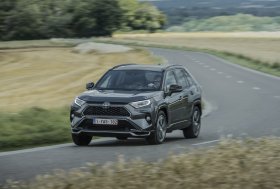 Prasidėjo paties populiariausio miesto visureigio – „RAV4 Plug-in Hybrid“ – išankstinė prekyba