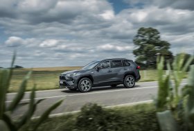 Prasidėjo paties populiariausio miesto visureigio – „RAV4 Plug-in Hybrid“ – išankstinė prekyba