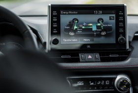 Prasidėjo paties populiariausio miesto visureigio – „RAV4 Plug-in Hybrid“ – išankstinė prekyba