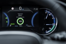 Prasidėjo paties populiariausio miesto visureigio – „RAV4 Plug-in Hybrid“ – išankstinė prekyba