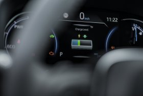 Prasidėjo paties populiariausio miesto visureigio – „RAV4 Plug-in Hybrid“ – išankstinė prekyba
