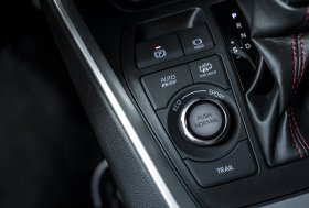 Prasidėjo paties populiariausio miesto visureigio – „RAV4 Plug-in Hybrid“ – išankstinė prekyba