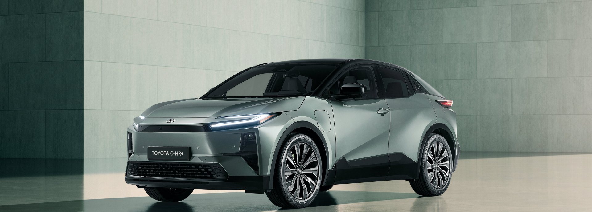 Debiutuoja vien elektra varomas „Toyota C-HR+“