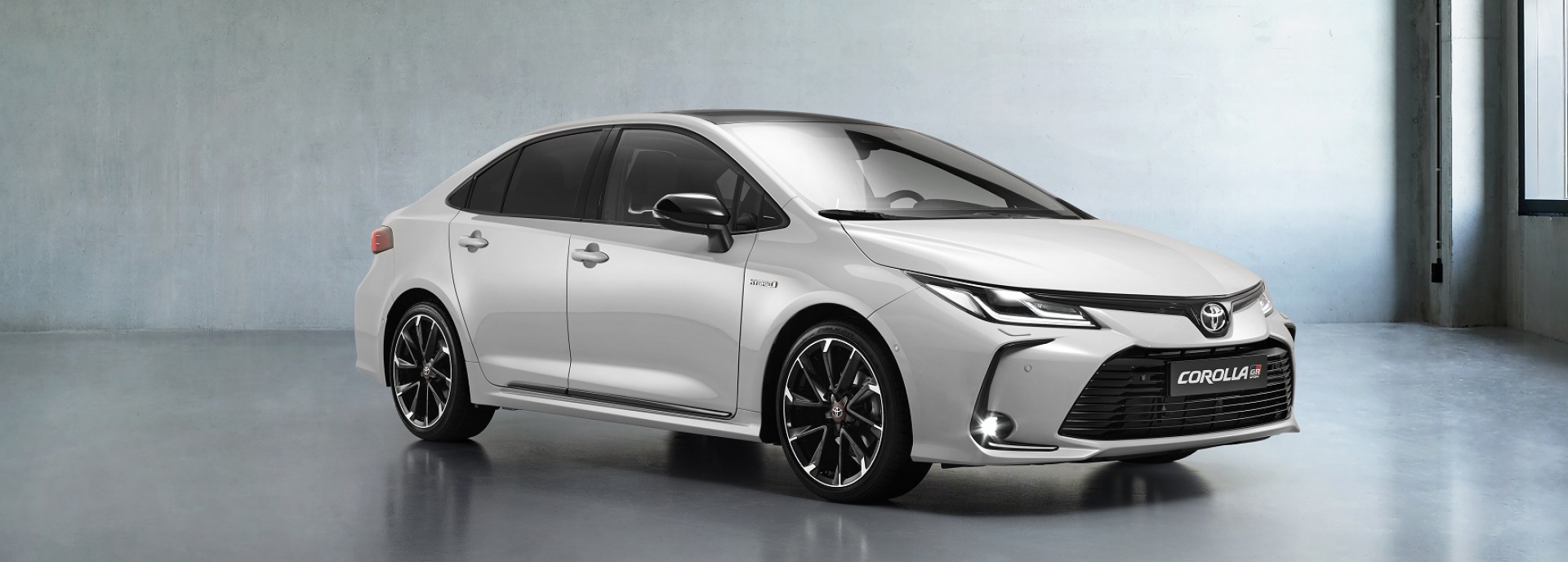 „Toyota" suteikė dar „aštresnį“ stilių žavingajam Corolla Sedan GR SPORT modeliui