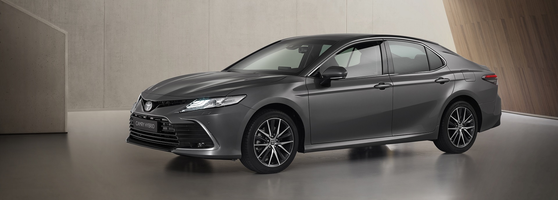 „Toyota Camry“ hibridas – su naujomis saugumo ir jungiamumo technologijomis