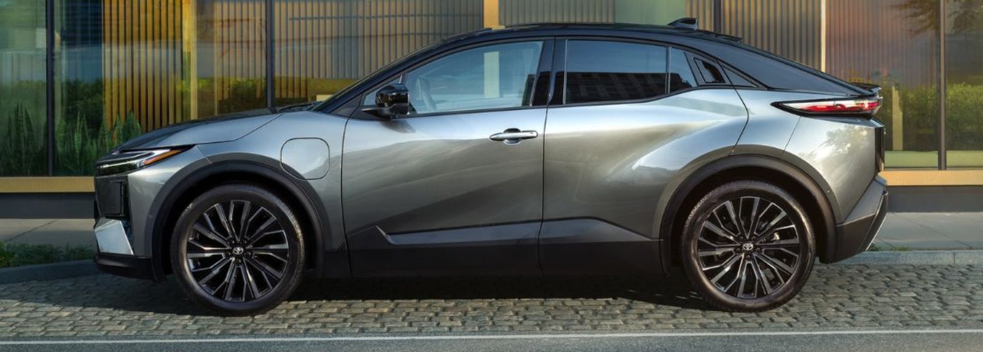 Į Lietuvą atvyksta galingiausias „Toyota“ Europos modelių gamos SUV – naujasis visiškai elektrinis „Toyota C-HR+“