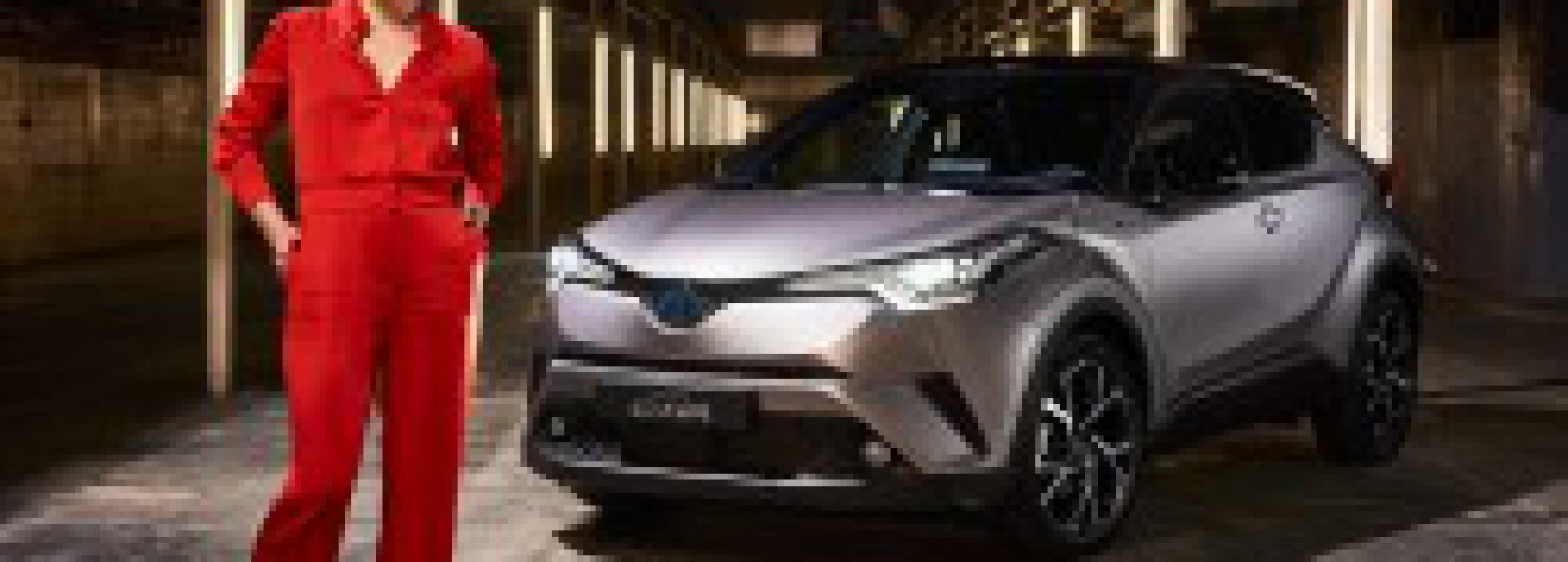 TOYOTA C-HR speklaklis su Milla Jovovich