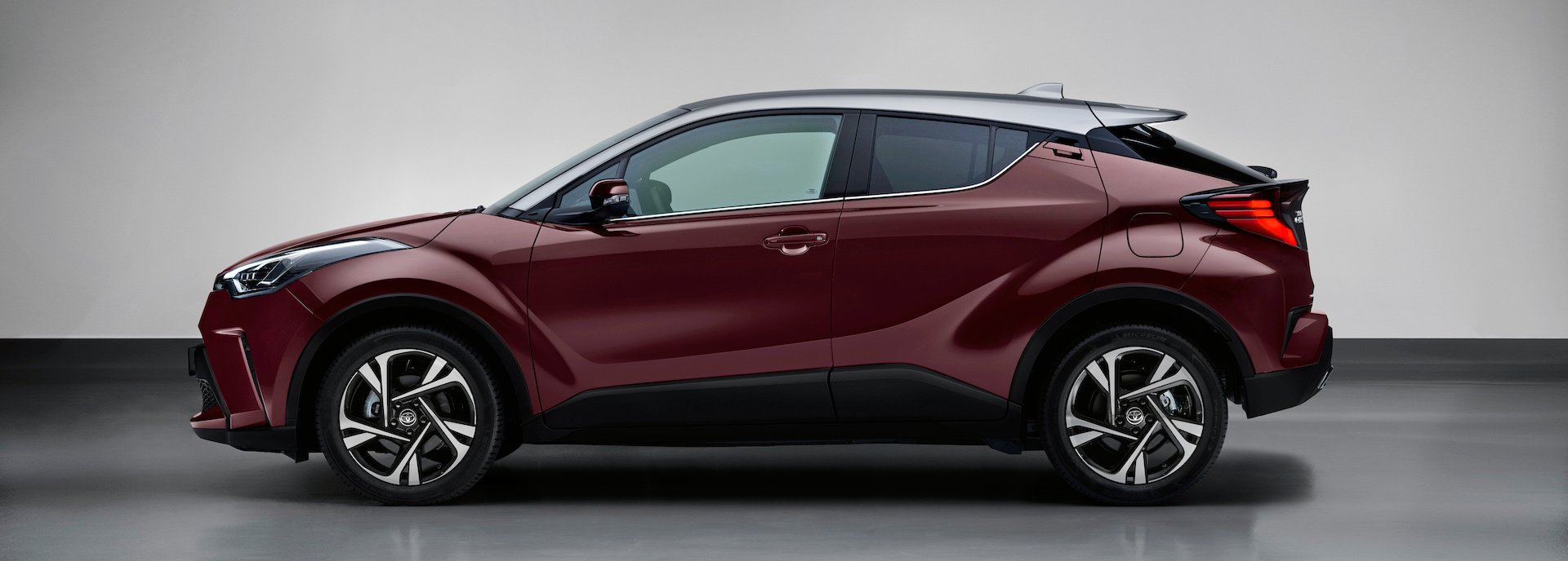 „Toyota“ pristatė atnaujintą 2022 m. C-HR krosoverį