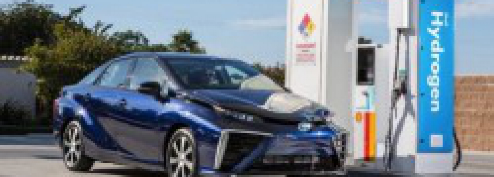 Vandeniliu varomas "Toyota Mirai" jau pardavinėjamas Japonijoje