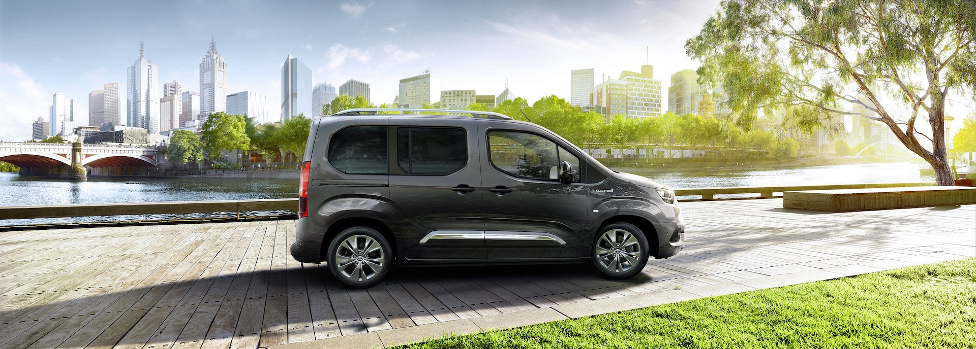 „Toyota“ išplėtė modelių gamą: pristatė elektrinį „Proace CITY Electric“
